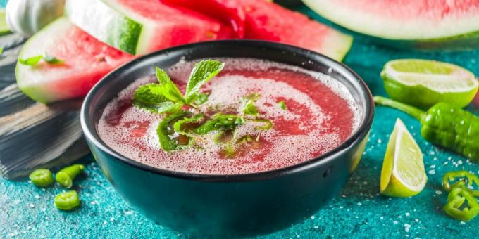 Kall soppa med gurka och vattenmelon