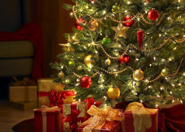 Dekorera en julgran: bollar och glitter