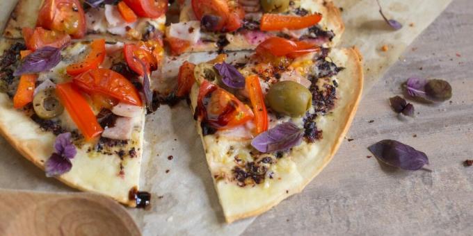 Tortillapizza med skinka, körsbärstomater och peppar