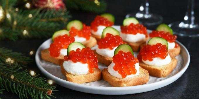 Smörgåsar med röd kaviar och gurka