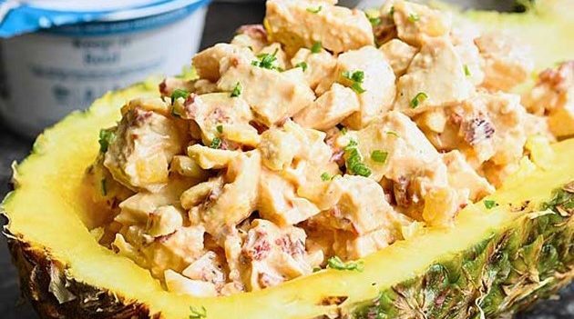 Kryddig sallad med kyckling och ananas