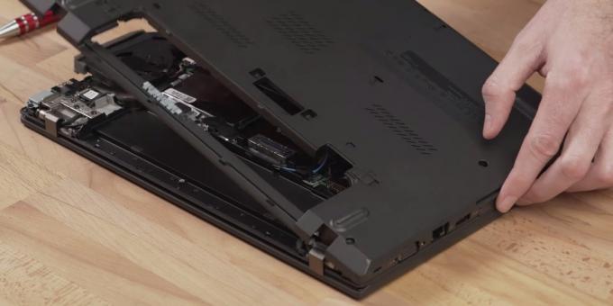 Så här ansluter du en SSD till en bärbar dator: ta bort locket