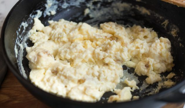 Quesadillas med ost, everch, senap och äggröra: gör äggröra