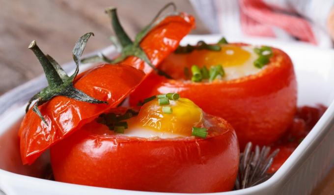 Tomater fyllda med ägg och skinka