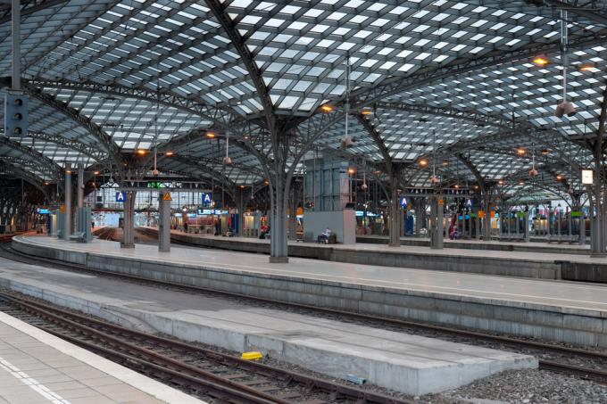 <A href = " http://www.shutterstock.com/ru/pic-111023156/stock-photo-central-railway-station-in-cologne-gps-information-is-in-the-file.html">SergiyN/Shutterstock</a>