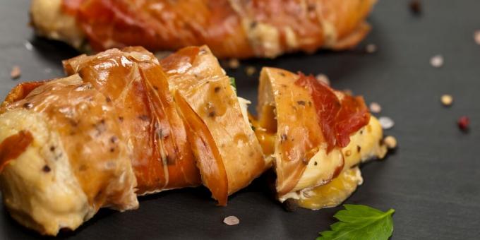 Kycklingfilé i bacon i ugnen: ett enkelt recept
