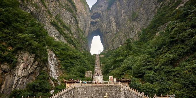 Asian territorium är inte förgäves locka turister, "Cloud Gate" på berget Tianmen i Zhangjiajie National Park, Kina