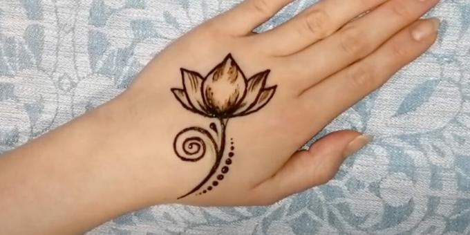Henna -ritningar till hands: lägg till prickar och en droppe
