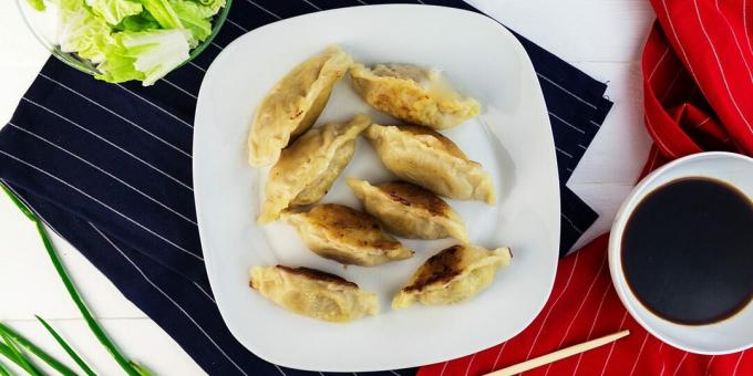 Gyoza dumplings med kött och grönsaker