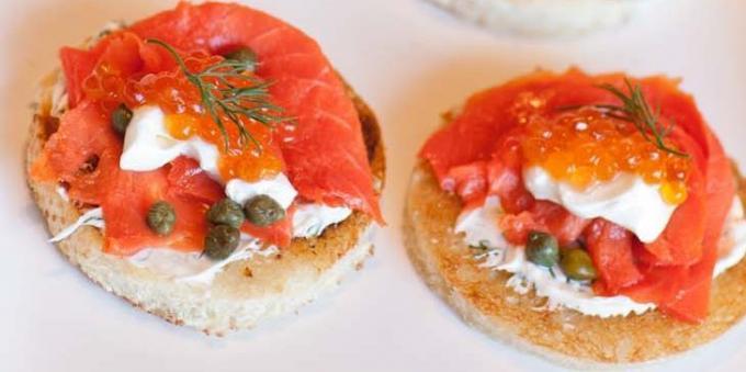 Smörgåsar med röd kaviar och röd fisk