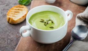 Krämig soppa med gröna ärtor och avokado