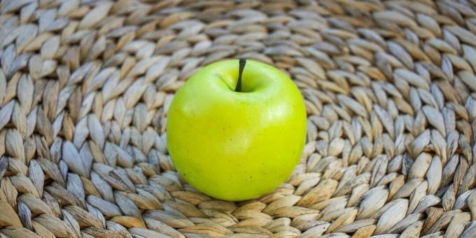 Hur bli av med vitlök och löklukt från munnen: ät ett äpple