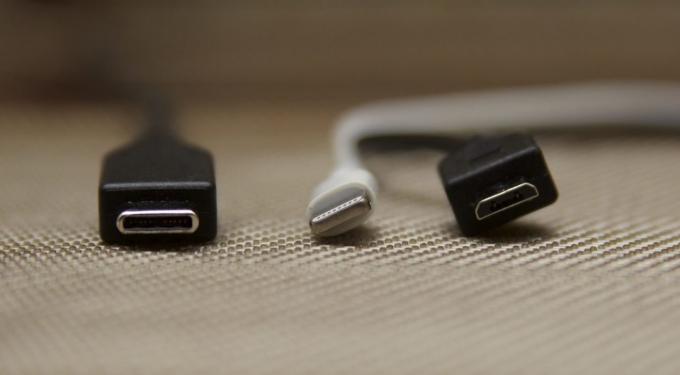 Från vänster till höger: USB Type-C, Blixt, micro USB