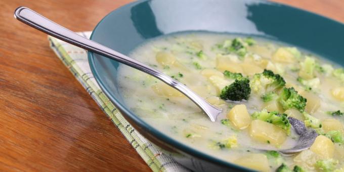 grönsakssoppor: soppa med broccoli, potatis och parmesan