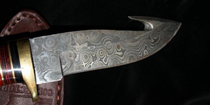 Forntida civilisationstekniker: modern jaktkniv gjord av Damaskustål 