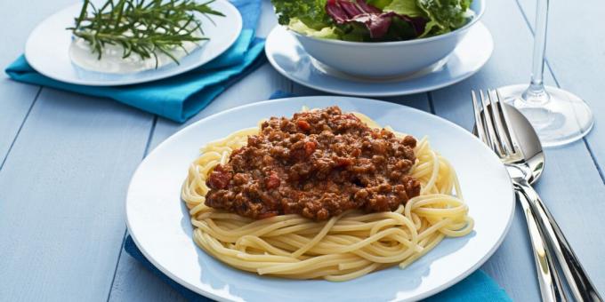 Pasta med tomater och nötfärs