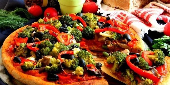 Fastan pizza med svamp och grönsaker på en jästdeg Bean