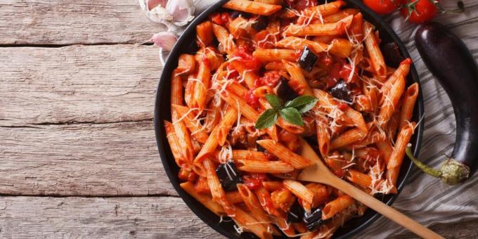 Siciliansk pasta med tomatsås och aubergine