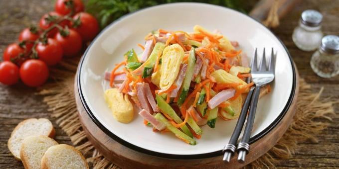 Sallad med koreanska morötter, äggpannkakor och skinka