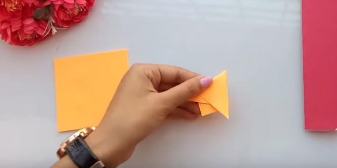 Klipp ut papperet av tre olika färger, två identiska litet torg