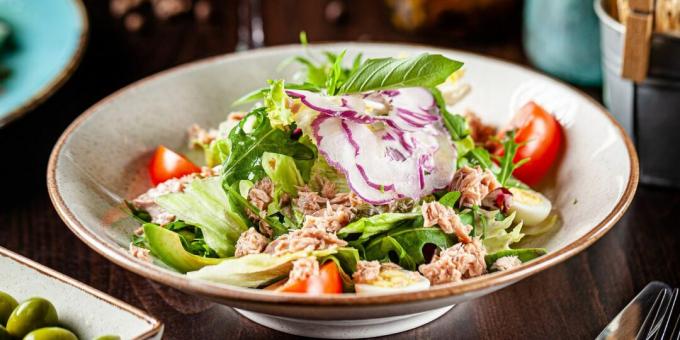 Sallad med konserverad lax, avokado och tomater