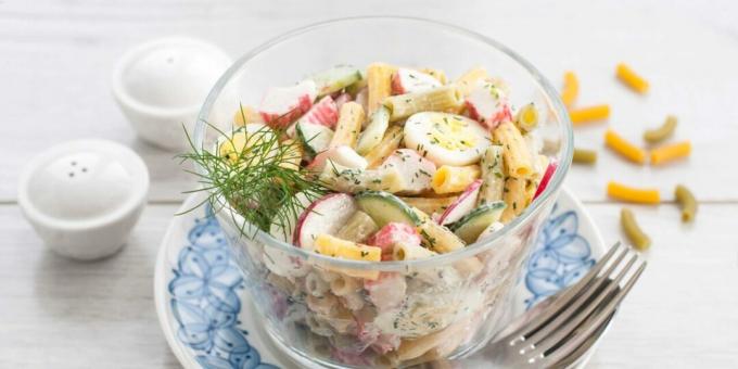 Sallad med krabbapinnar, ägg och pasta