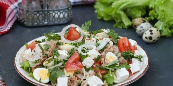 Sallad med tonfisk, tomater, ägg och feta vaktel