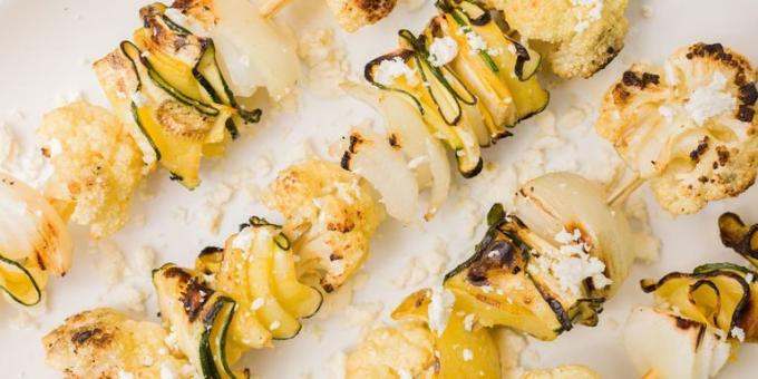Aptitretare Zucchini: kebab med blomkål och feta
