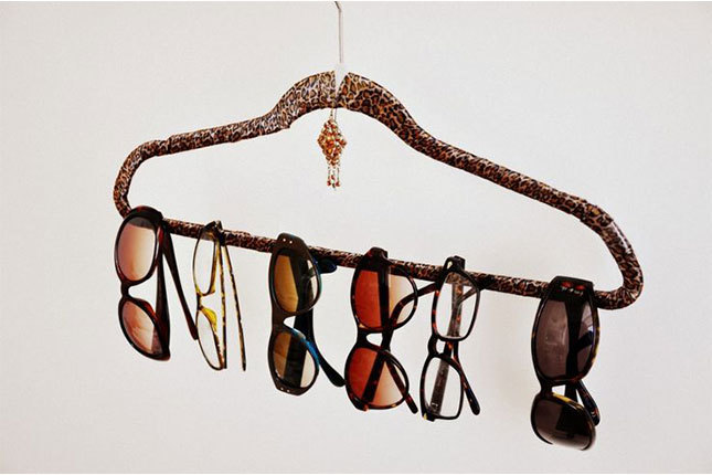 Att hålla saker i garderoben: en hängare för glasögon