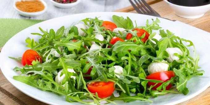 Sallad med ruccola, mozzarella och körsbärstomater