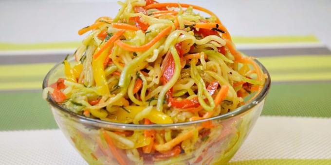 Sallad på zucchini och morötter för vintern och peppar i koreanska