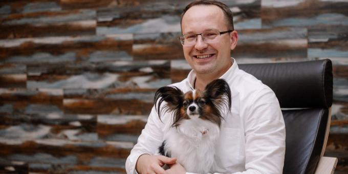Grundaren av spelet lokalisering studio INLINGO Pavel Tokarev hundvänligt kontor