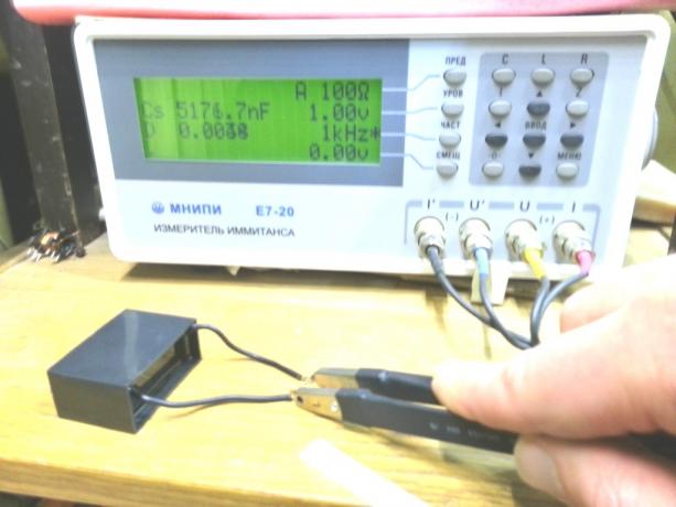 Mätning av kapacitansen hos kondensatorn inuti Electricity Saving Box