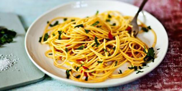 Spaghetti med vitlök och olja