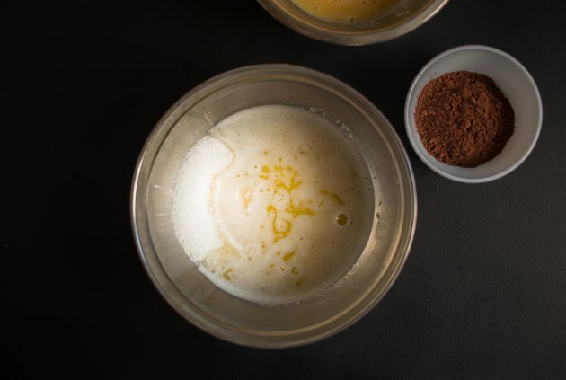 För att göra kakao och gräddost brownies, skär smöret i kuber och smält