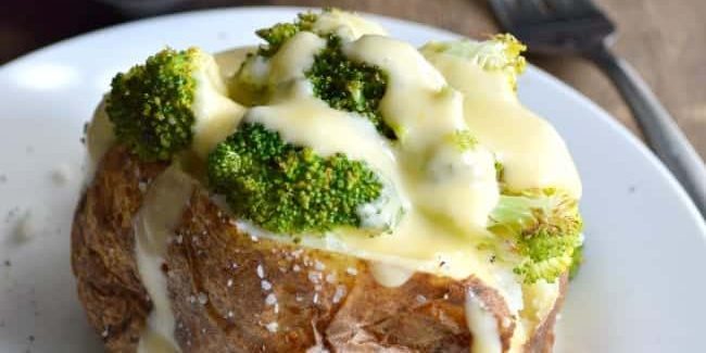 Bakad potatis med broccoli ostsås