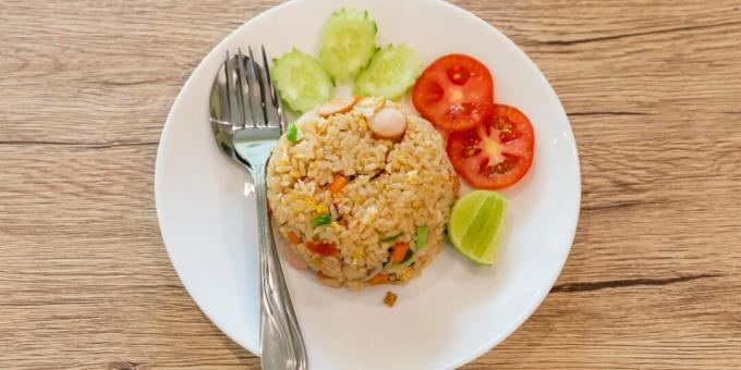 Stekt ris med ägg och korv