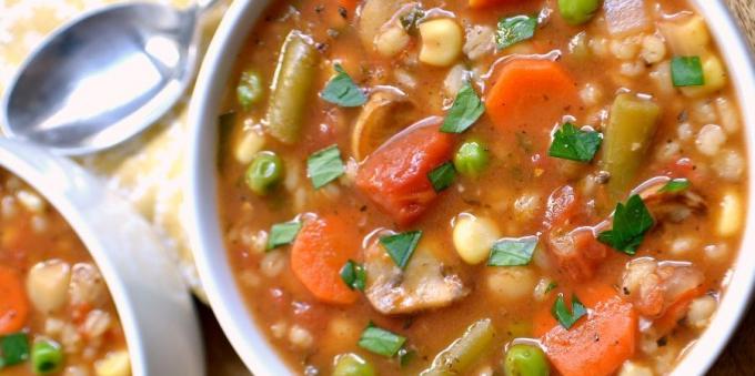 grönsakssoppor: soppa med korn, svamp och kikärter