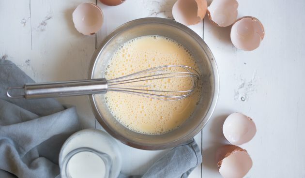 Quesadillas med ost, everch, senap och äggröra: Vispa ägg, salt och mjölk för äggröra
