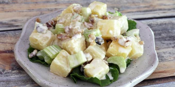 Sallad med selleri, ananas och valnötter