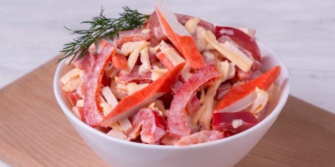 Sallad med krabba pinnar, tomat, ost och paprika