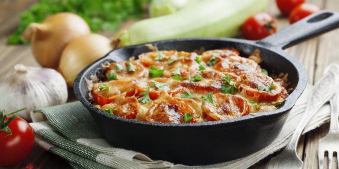 Bakade zucchini med Adygei ost och tomater