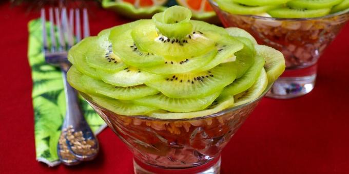 Sallad med kyckling, kiwi, koreanska morötter, äpple och ägg