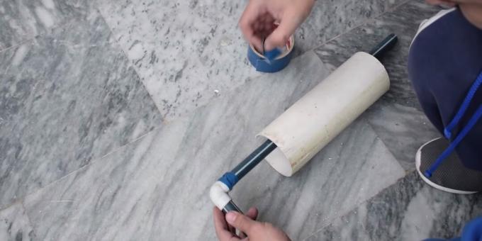 Hur man gör en gör-det-själv-fontän: linda vattenröret med tejp
