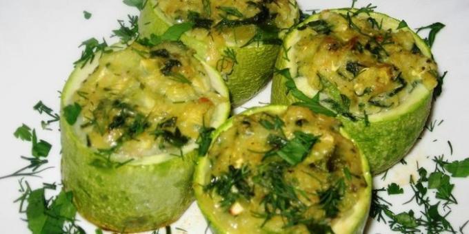 Bakade zucchini fylld med örter och ost