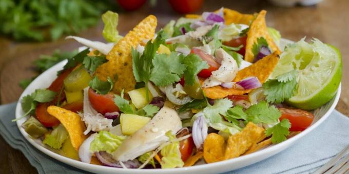 Sallad med kyckling, mango och chips