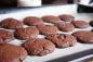 Recept: Chokladkaka med fyllning och 2 typer av chocolate chip cookies