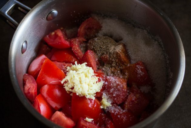 Tomatsylt: Lägg ingredienserna i en kastrull