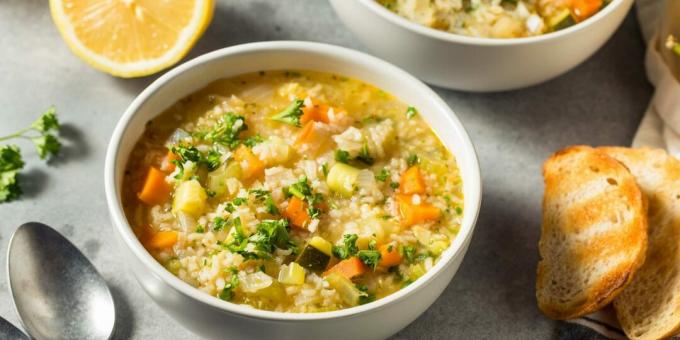 Soppa med ris, grönsaker och citron