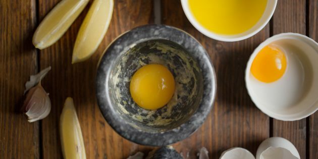 Hur man lagar ostronsvamp i smeten med aioli: gnugga vitlök med äggulor och salt